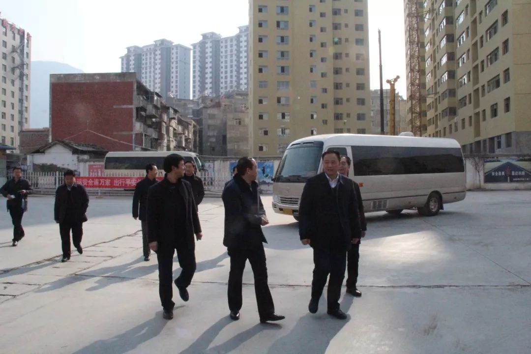 隴南市委常委、常務副市長張慶宏、副市長徐世林、市人大副主任陳榮等一行深入隴運集團公司武都汽車站開展春節前走訪慰問活動