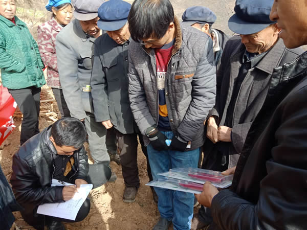 隴運集團公司積極開展寧強村冬季花椒養護培訓