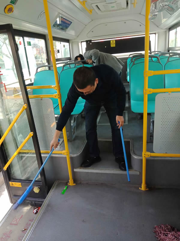 隴運集團公司機關黨支部 開展清潔公交車衛生主題黨日活動