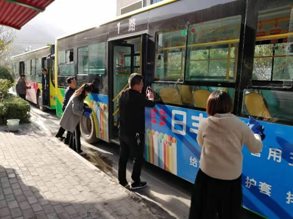 隴運集團公司機關黨支部 開展清潔公交車衛生主題黨日活動