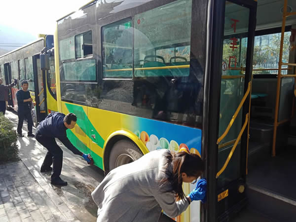 隴運集團公司機關黨支部 開展清潔公交車衛生主題黨日活動