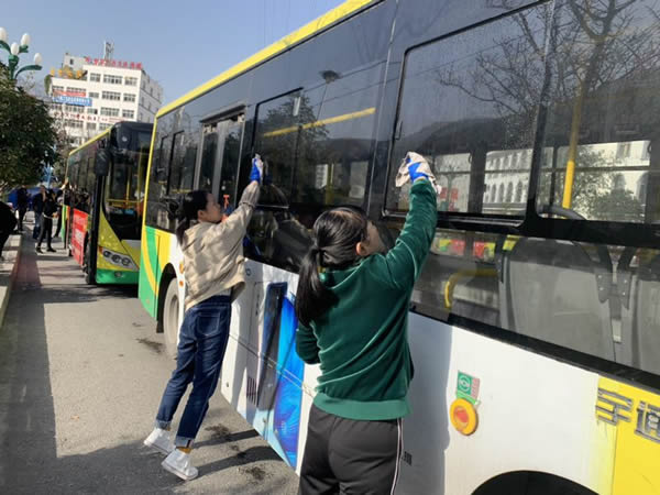 隴運集團公司機關黨支部 開展清潔公交車衛生主題黨日活動