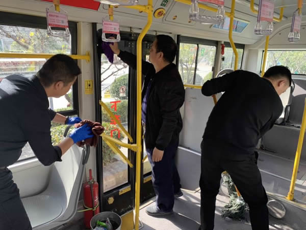 隴運集團公司機關黨支部 開展清潔公交車衛生主題黨日活動
