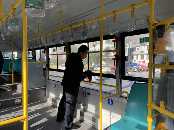 隴運集團公司機關黨支部 開展清潔公交車衛生主題黨日活動