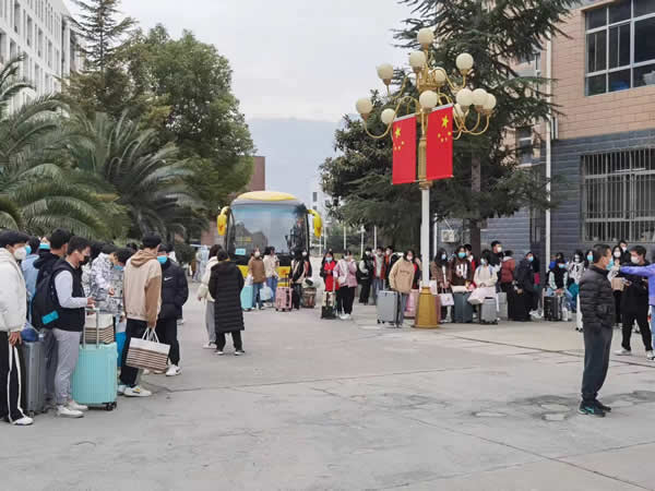 隴運集團公司“點對點”愛心直通車護送返鄉人員平安回家