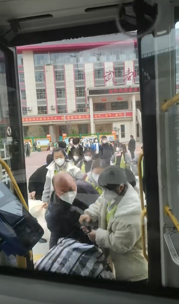 隴運集團公司“點對點”愛心直通車護送返鄉人員平安回家