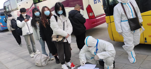 隴運集團公司“點對點”愛心直通車護送返鄉人員平安回家