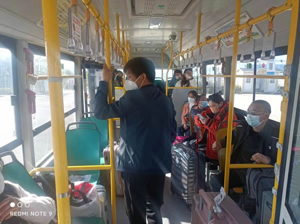 隴運集團公司“點對點”愛心直通車護送返鄉人員平安回家
